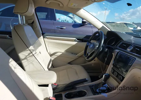 2016 Volkswagen Passat 1.8T Se z USA, uszkodzony, nr VIN 1VWBT7A38GC043802